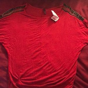 Red detailed 3/4 sleeve top